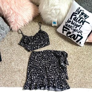 Black and White Romwe skirt set, size: S, Zipper on shirt and Tie on skirt